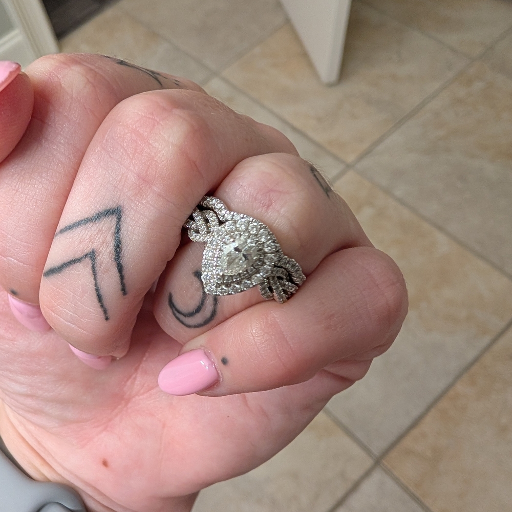 Glamorous Silver Diamond Ring With Split Shank - image 5